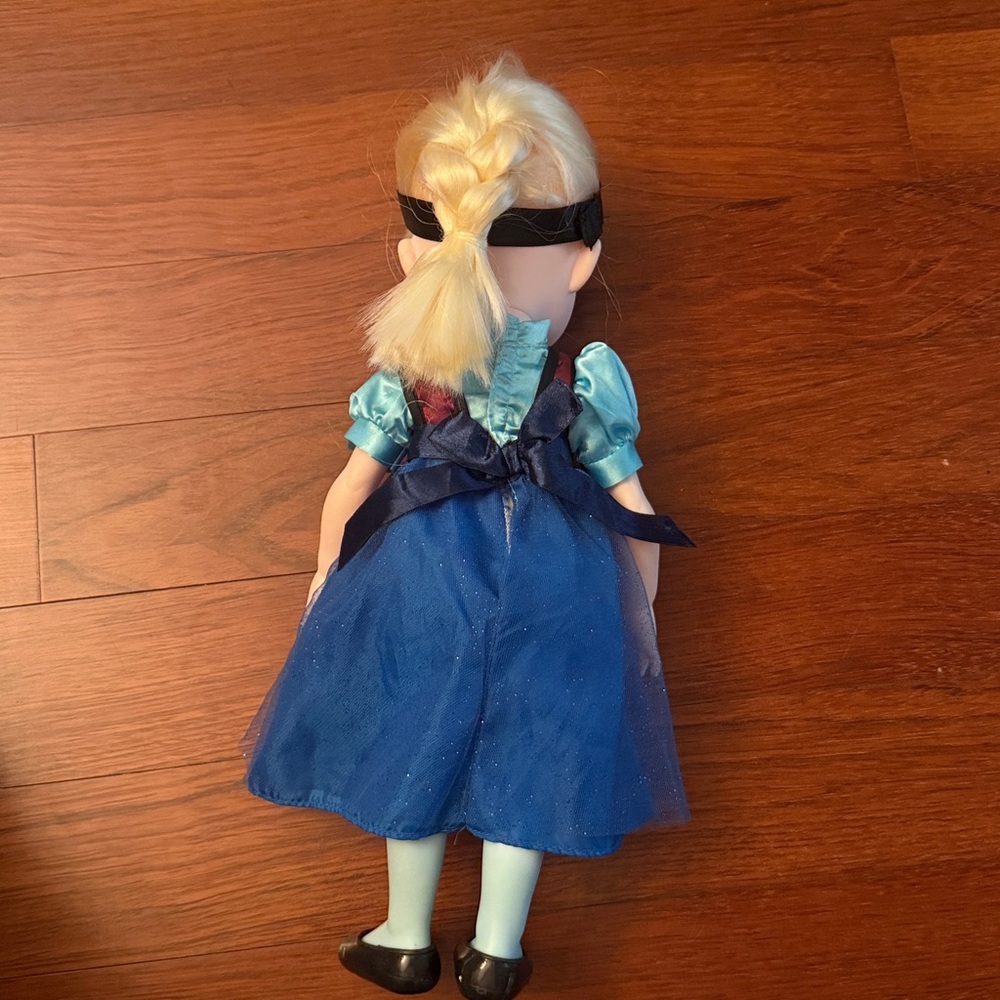 Elsa and Anna Frozen Dolls - Picture 4 of 7
